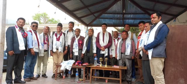 नयाँ कार्य समीतिलाई बधाइ दिंदै समाजका निवर्तमान पदाधिकारीहरु